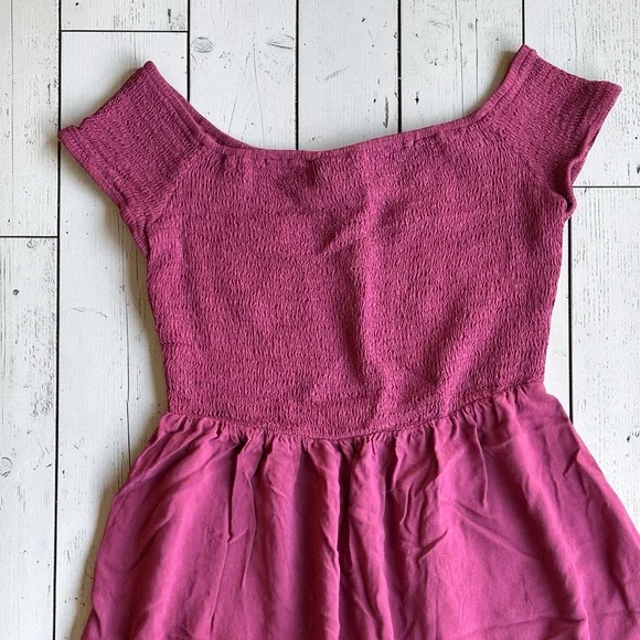 Mossimo Smocked Babydoll Dress Burgundy Cap Sleeve Size Medium - Picture 6 of 7